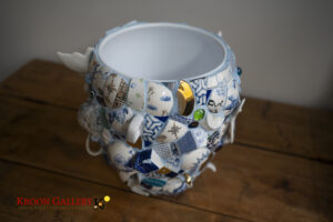 White light blue and gold vase - by Annemarie Zybrandy - Image 3