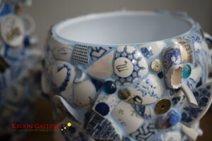 White light blue and gold vase - by Annemarie Zybrandy - Image 4